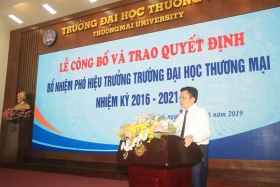 Lễ công bố và trao quyết định bổ nhiệm Phó hiệu trưởng đối với PGS.TS Nguyễn Hoàng - Trưởng khoa Đào tạo quốc tế.